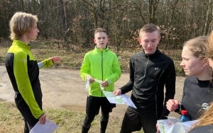 Uczniowie podczas zwodów w biegach na orientację (3)