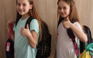 Dziewczynki z nowymi przyborami szkolnymi (1)