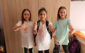 Dziewczynki z nowymi przyborami szkolnymi (3)
